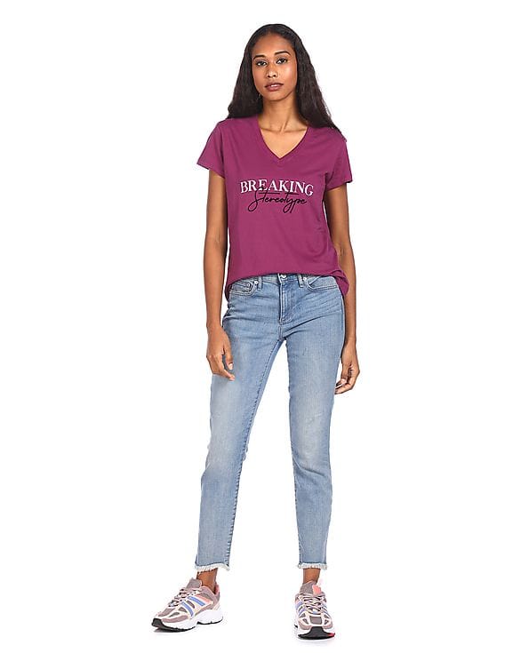 Buy Flying Machine Women Purple V-Neck Graphic Print T-Shirt - NNNOW.com