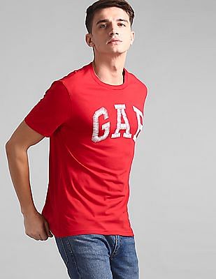 gap red shirt